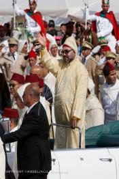 Image du Maroc Professionnelle de  SM Le roi Mohammed VI, accompagné par le prince héritier, Moulay Hassan ainsi que de son frère, le prince Moulay Rachid, salue la foule alors qu'il se trouvait dans une limousine lors d'une cérémonie d'allégeance marquant le 19e anniversaire de son accession au trône, au palais du roi à Tétouan, mardi 31 juillet 2018. (Photo / Abdeljalil Bounhar)